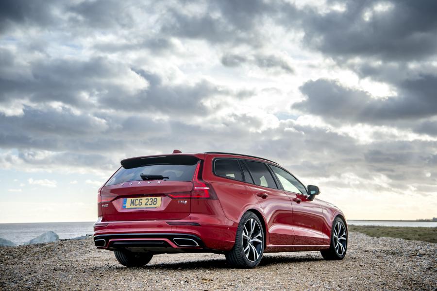  Volvo V60 T5 R-Design 2018 года  (UK) (фото 12 из 40)